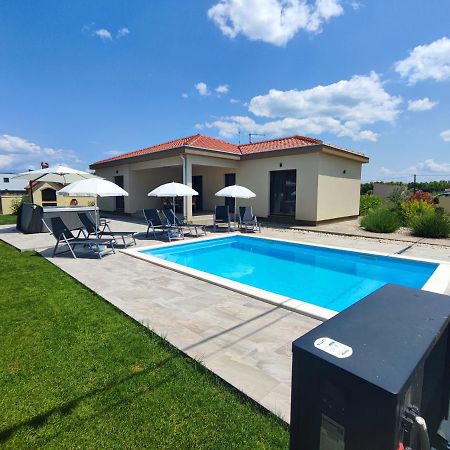 Villa Mattina, With Heated Pool And Jacuzzi Privlaka  Eksteriør bilde