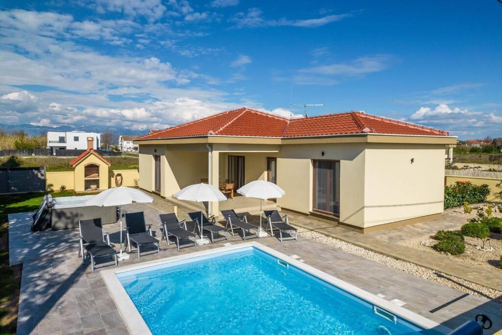Villa Mattina, With Heated Pool And Jacuzzi Privlaka  Eksteriør bilde