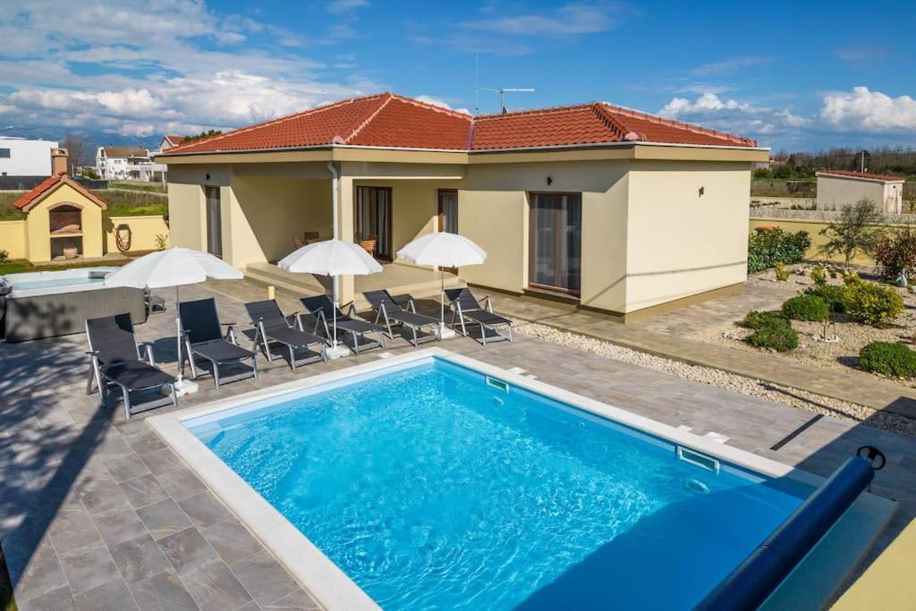 Villa Mattina, With Heated Pool And Jacuzzi Privlaka  Eksteriør bilde